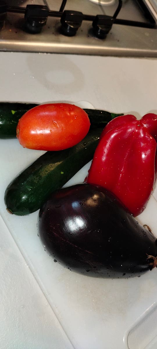 Lavare e tagliare a pezzi tutte le verdure.
Nel frattempo stufare la cipolla nell'olio