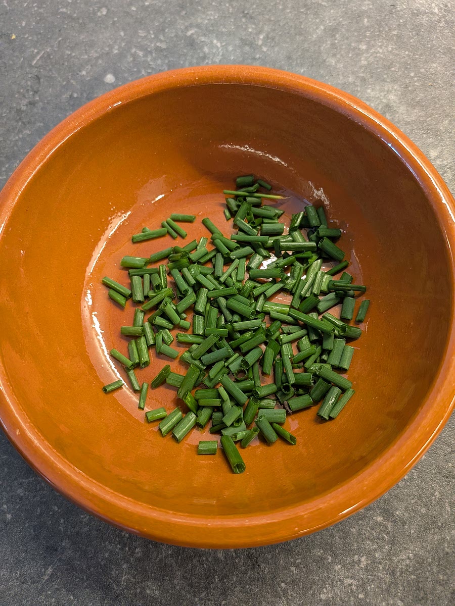 While the polpette cook, in a small bowl add the chopped chives, yogurt and seasoning and mix well with a spoon. Sauce is ready.