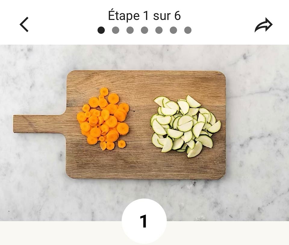 Préparer les légumes • Avant de commencer, préchauffer le four à 220 °C (425 °F). • Laver et sécher tous les fruits et légumes.
 • Couper la courgette en deux sur la longueur, puis en demi-lunes de 1,25 cm (1⁄2 po).
 • Éplucher, puis couper la carotte en rondelles de 0,5 cm (1⁄4po). • Retirer les parties brunes des pommes de terre, puis les éplucher et les couper en morceaux de 2,5 cm (1 po).