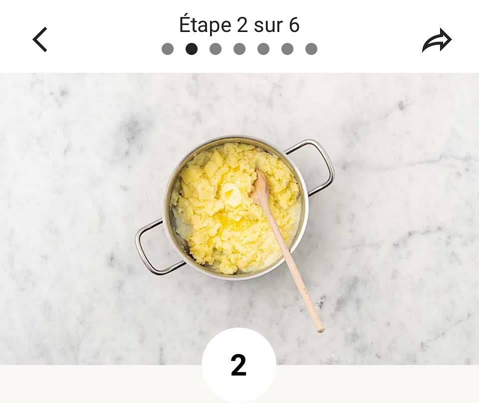 Cuire les pommes de terres
 • Dans une grande casserole, recouvrir les pommes de terre d’assez d’eau (dépasser d’environ 2,5 cm [1 po]), puis ajouter 2 c. à thé de sel (les mêmes qtés pour 4 portions). Couvrir et porter à ébullition à feu élevé. • Réduire à feu moyen. Laisser mijoter à découvert de 10 à 12 min, jusqu’à ce qu’une fourchette entre facilement dans les pommes de terre. • Égoutter et remettre dans la même casserole, hors du feu. • Ajouter 2 c. à soupe (4 c. à soupe) de beurre et 3 c. à soupe (6 c. à soupe) de lait, puis écraser les pommes de terre jusqu’à l’obtention d’une texture crémeuse. Saler et poivrer.