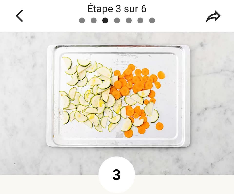 Rôtir les légumes • Sur une plaque à cuisson non recouverte, arroser les carottes et les courgettes de 1 c. à soupe (2 c. à soupe) d’huile. Assaisonner de la moitié de la poudre d’ail, saler et poivrer, puis bien mélanger.
 • Rôtir au centre du four de 18 à 20 min, en remuant à mi-cuisson, jusqu’à ce que les légumes soient légèrement croquants.