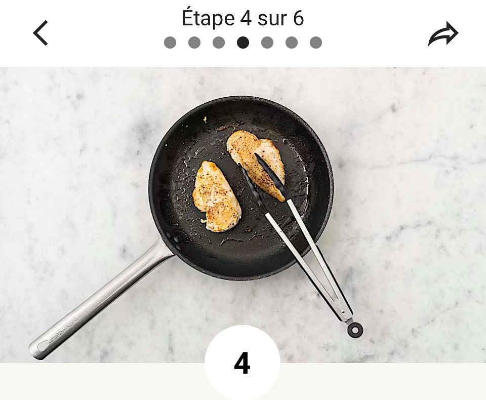 Saisir le poulet • Entre-temps, chauffer une grande poêle antiadhésive à feu moyen-élevé.
 • Sécher le poulet avec un essuie-tout. Saler et poivrer, puis assaisonner du reste de la poudre d’ail.
 • Ajouter à la poêle chaude 1⁄2 c. à soupe (1 c. à soupe) d’huile, puis le poulet. Cuire de 2 à 3 min par côté, jusqu’à ce que le poulet soit doré.
 • Retirer la poêle du feu. Transférer le poulet dans une assiette. (REMARQUE : Le poulet finira de cuire à l’étape 5.)