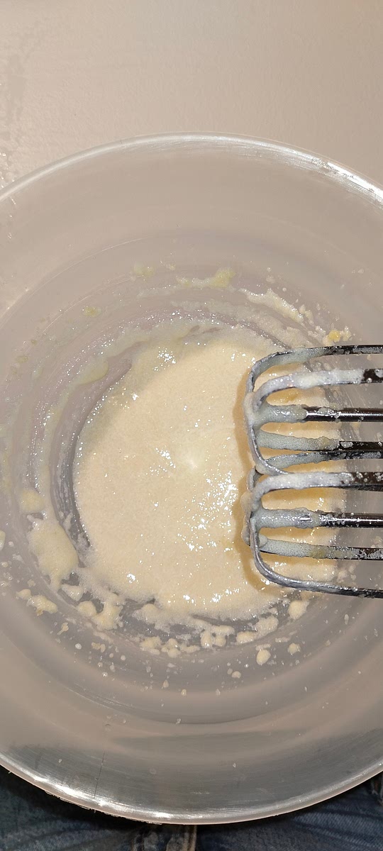 Con delle fruste mescola a velocità 2 i tuorli con lo zucchero fino a che l'impasto non risulta liscio