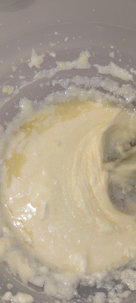 Aggiungi il burro ammorbidito all'impasto e mescola fino a farlo assorbire