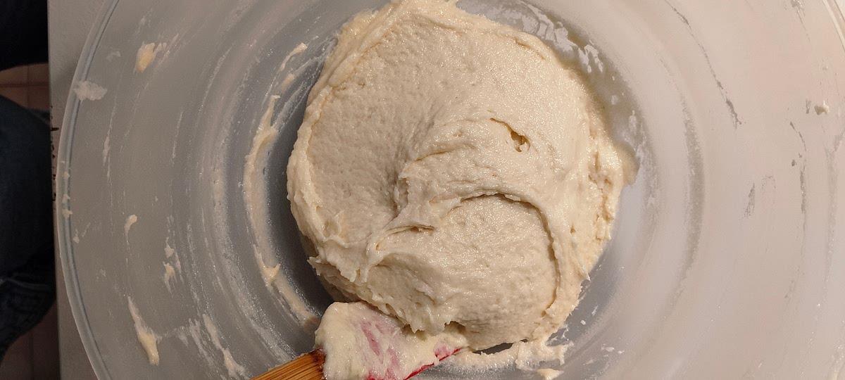 Aggiungi gli albumi montati a neve mescolando molto lentamente dal basso verso l'alto