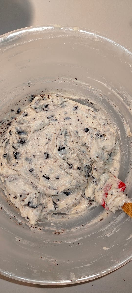 Aggiungi il lievito poi trita il cioccolato fondente e aggiungilo all'impasto
Tienine una parte per dopo, servirà per decorare i muffin