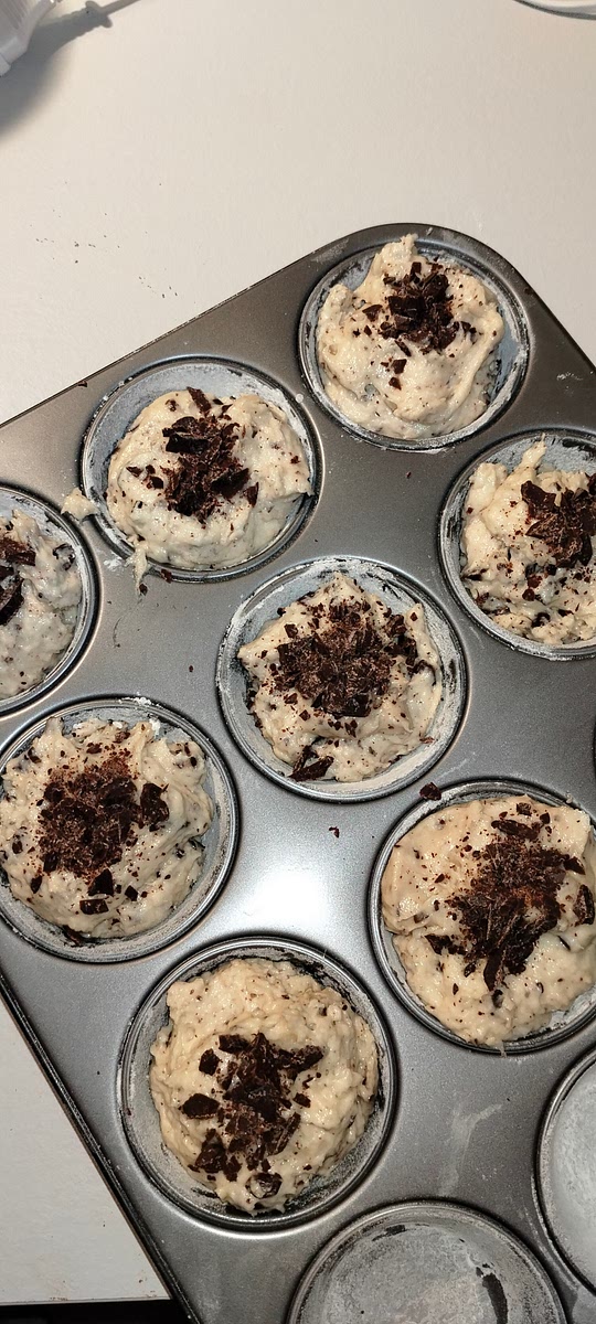 Aggiungere il restante cioccolato tritato sopra all'impasto e infornare per 35 minuti in forno preriscaldato in modalità ventilato a 170ºC
Prima di tirare fuori dal forno, controllo con uno stecchino che l'intero sia cotto