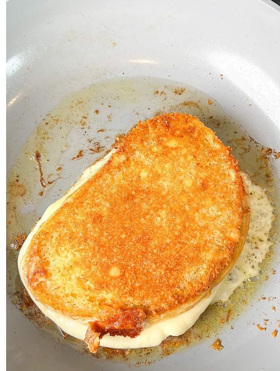 Keep the same butter parmesan crust and sharp cheddar, but you can swap out the mozzarella for Gruyere or a nutty cheese. Add in a protein like bacon, rotisserie chicken (or if you have leftover Loaf Pan Chicken use that!) or my husbands favorite, cooked lobster meat or even thinly sliced apples.