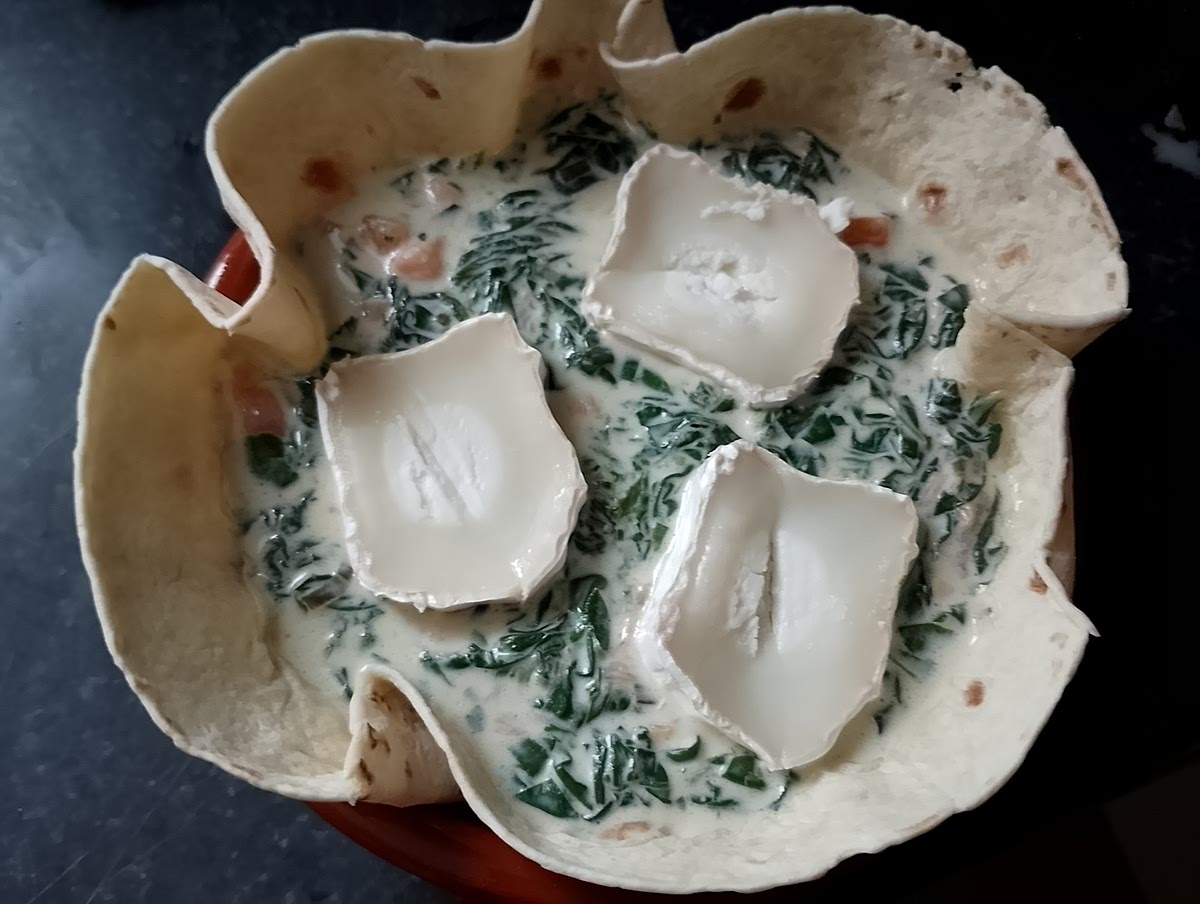 Verser le mélange obtenu dans le wrap.
Déposer les rondelles de buche de chèvre dessus.