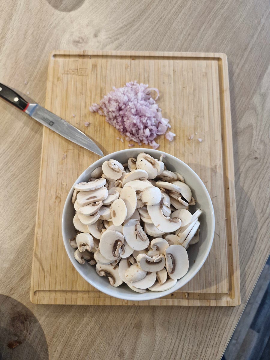 Émincer les échalotes et couper en tranches les champignons
