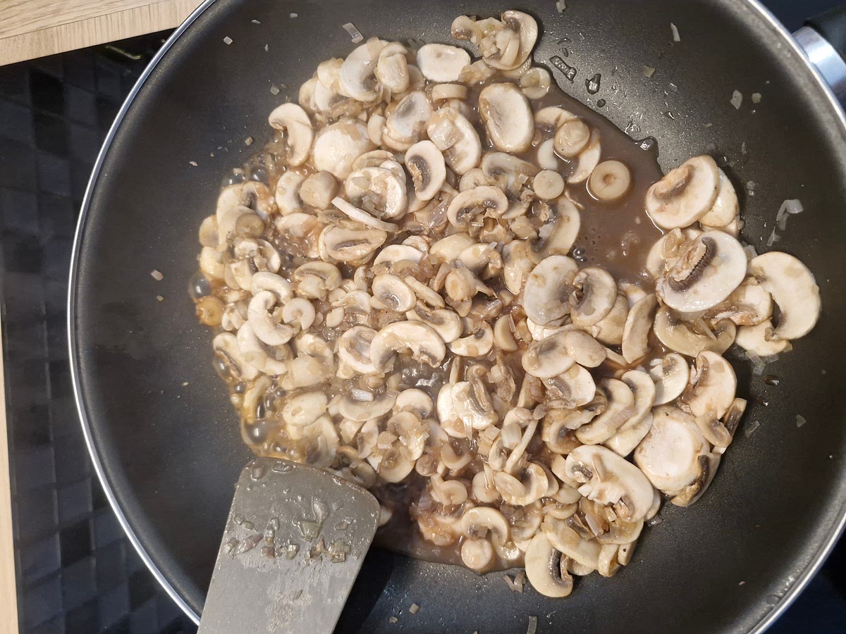 Ajouter les champignons et les faire suer