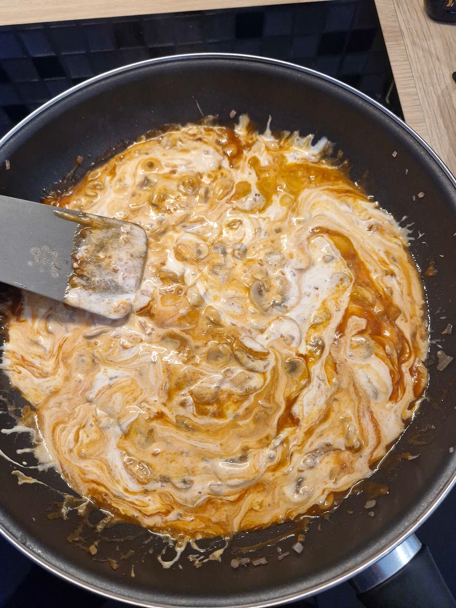 Ajouter enfin la sauce tomate et la crème fraîche