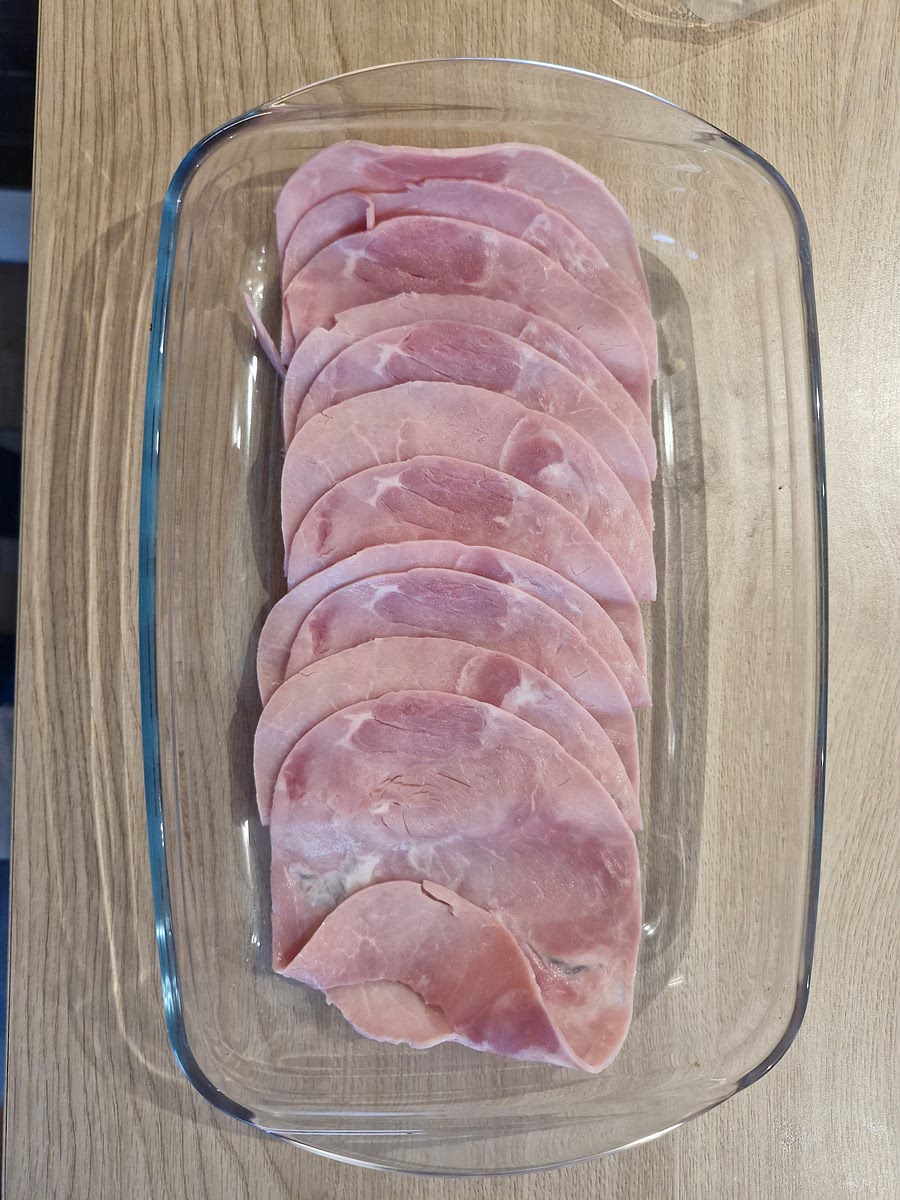 Mettre les tranches de jambon dans un plat. Attention il faudra pouvoir recouvrir les bords !