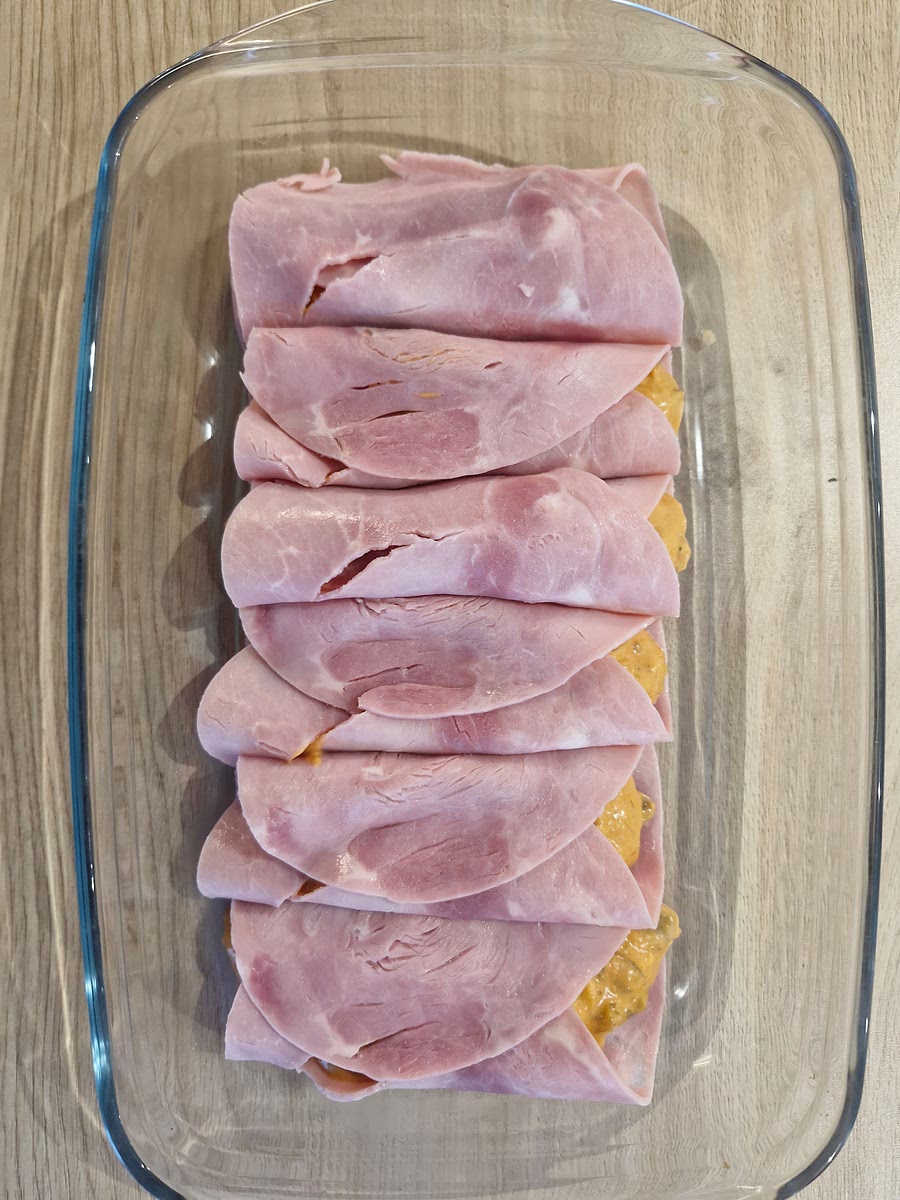 Ajouter la sauce dans les jambon puis les recouvrir