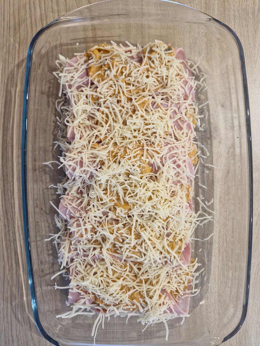 Ajouter le reste de sauce par dessus, ainsi que le gruyère