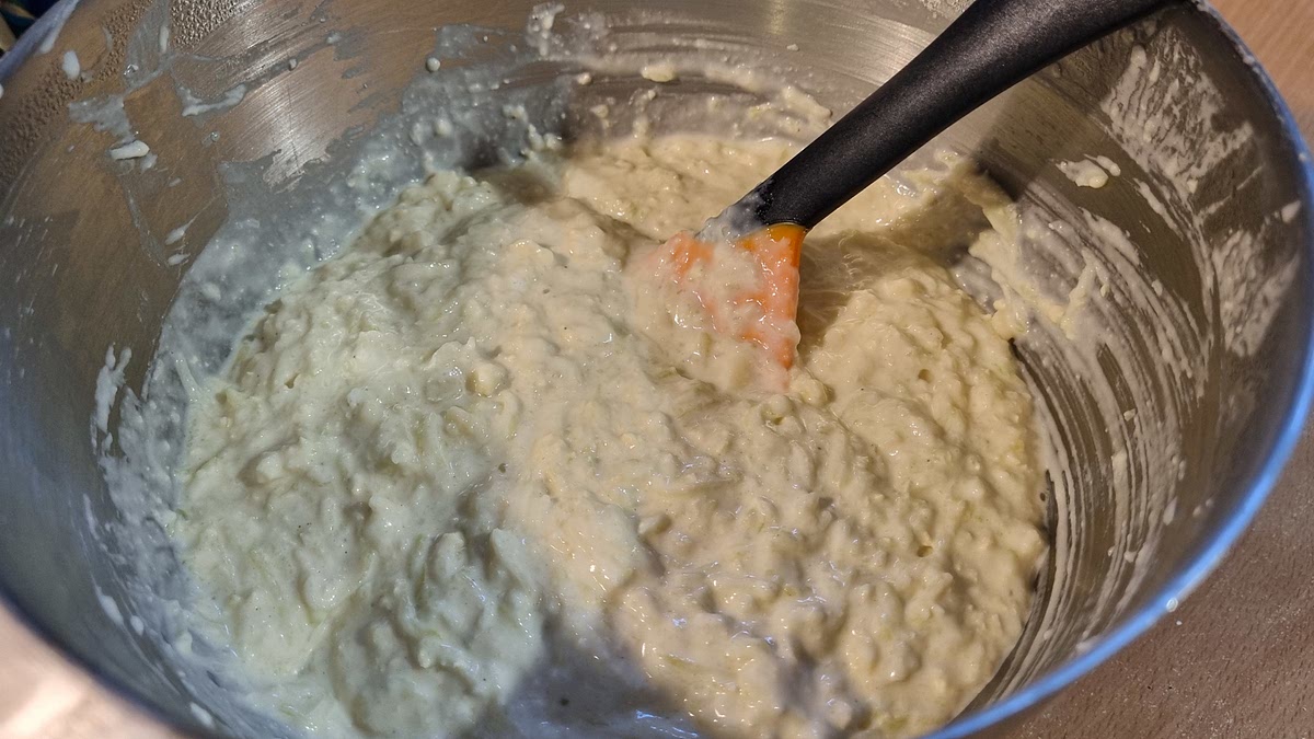 Ajouter la courgette, le gruyère, menthe et moza