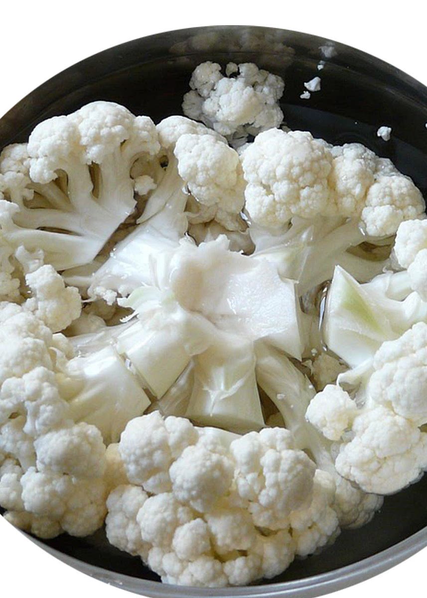 Cut the cauliflower and broccoli florets into small, bite-sized pieces, and remove all stems.