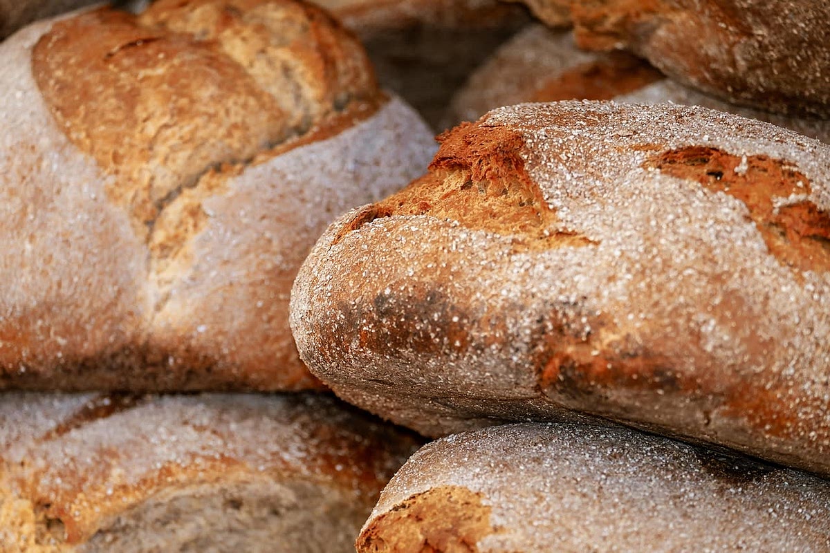 Prepare the garlic bread: slice the ciabatta, mix room temperature butter with garlic and spread over the sliced ciabatta, and save to bake later.