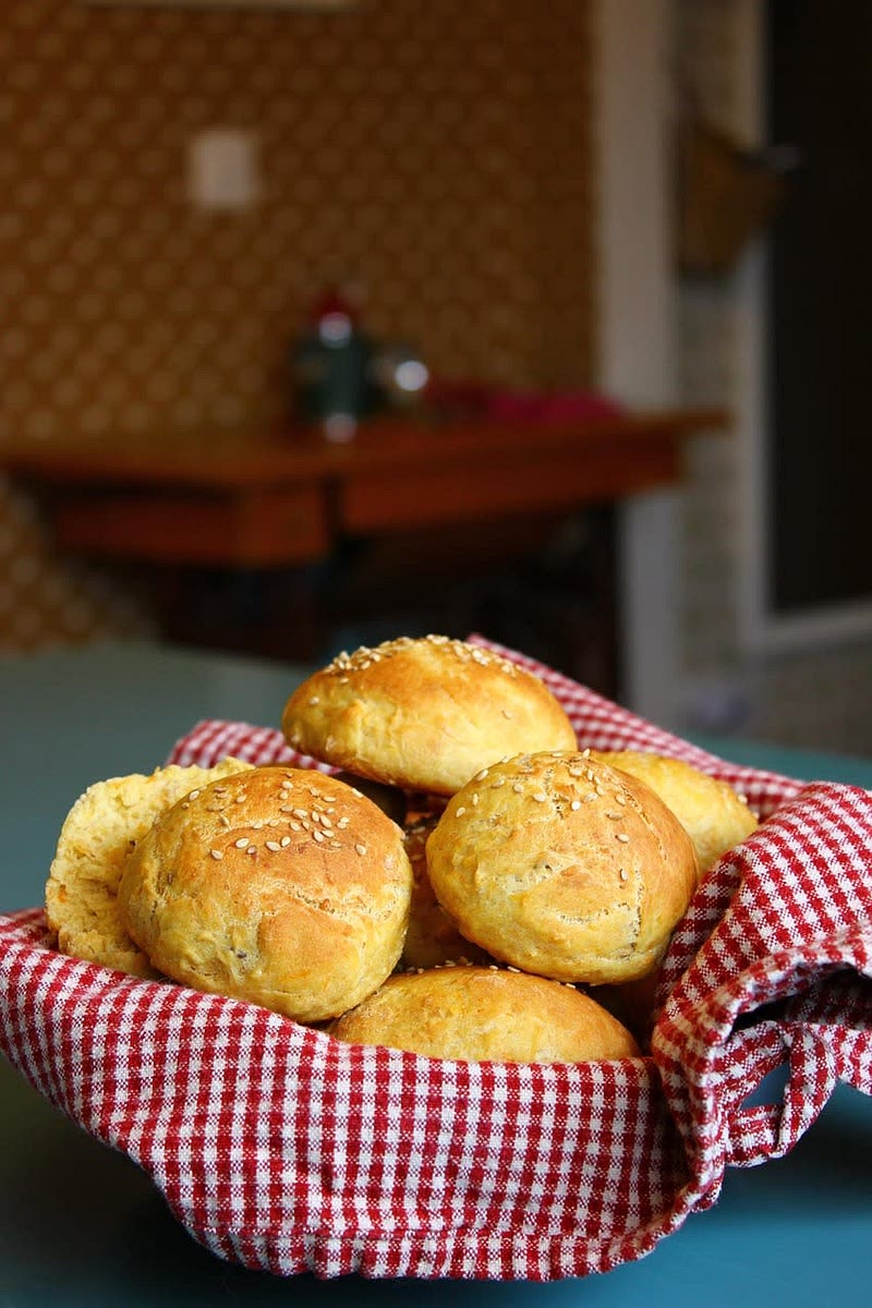 Bake the garlic bread right in a hot 375º convection oven for 10 minutes before serving, and place it in a lined basket, and cover it to keep it warm