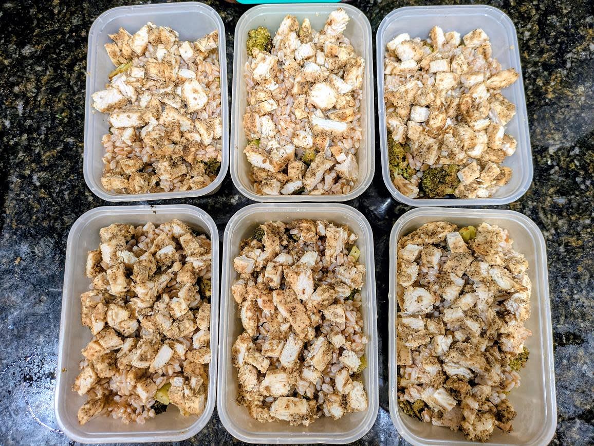 Prepare 6 airtight containers, and evenly divide your food. I got about 150g, 125g, and 100g respectively of broccoli, farro, and chicken per bowl