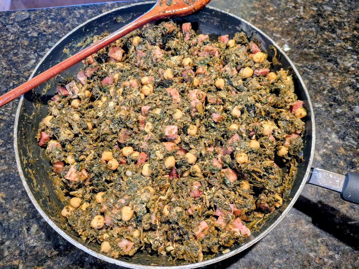 Drain and rinse a can of chickpeas. Add in the chickpeas, as well as the ham. Combine together, and divide into 4 servings