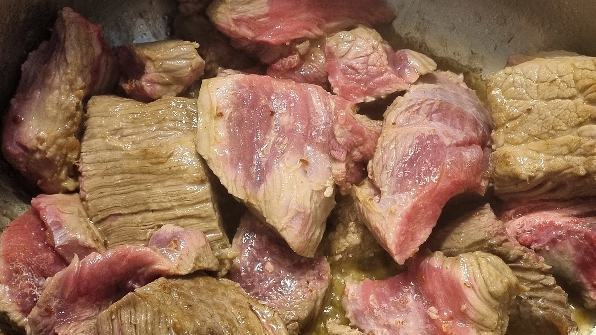 Faire fondre le beurre dans la Cocotte-Minute® sur feu moyen et faire revenir les morceaux de viande.