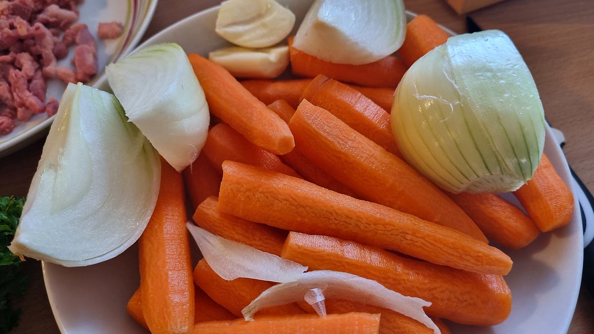 Éplucher et couper les carottes en gros tronçons