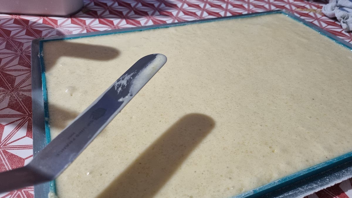 Étaler finement sur plaque avec feuille cuire a 210° pendant 8 à 10min.