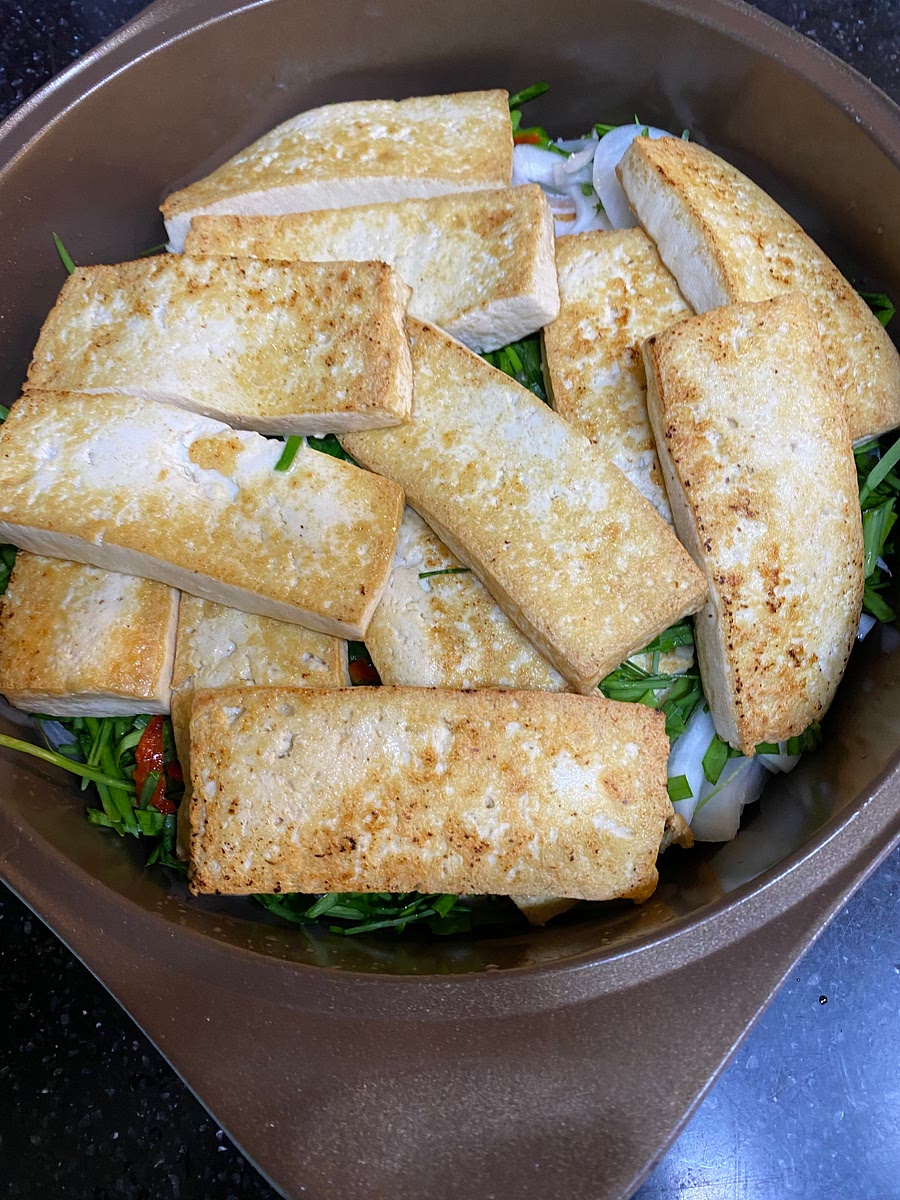 1. 팬에 아보카도유 두르고 두부 구워낸다.