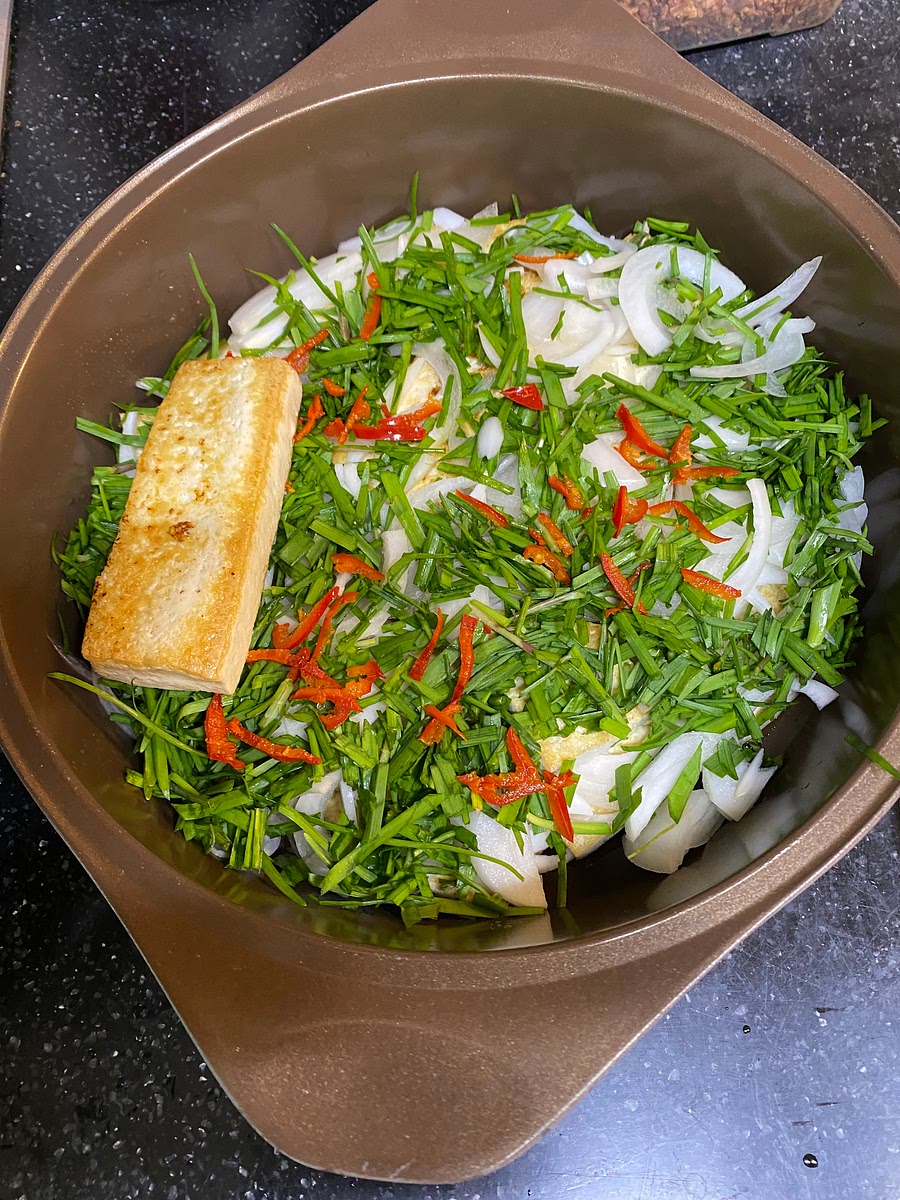 2.조림냄비에 두부 한켜깔고, 양파 부추 버섯 등등 썰어 올리고, 다시 두부깔고 야채올리고