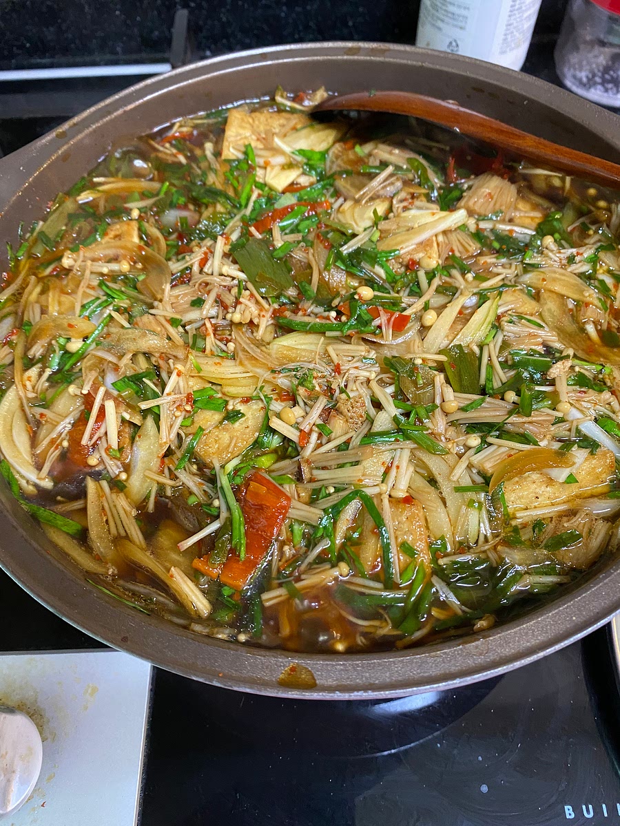 3, 멸치액젓 진간장 고추가루약간 뿌리고 알룰로스 넣고 , 물은 두부가 잠길듯말듯 부은다음 국물 간을 보아 짭조름 달콤하면 국물이 자작할때까지 조린다.