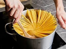 Linguine in Salzwasser nach Packungsanweisung bissfest kochen. 100 ml Kochwasser abnehmen, dann abgießen.