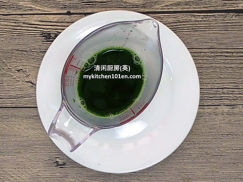 blend 40ml of water and 13g of pandan leaves until fine. extract 40ml of pandan juice.