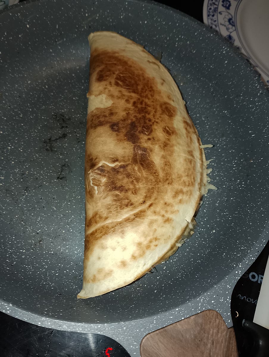 Une fois le fromage fondu plier en deux et déposer dans une assiette plus qu'à déguster.