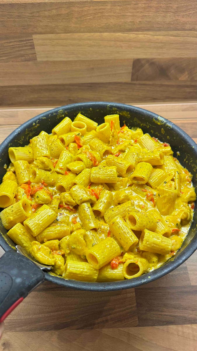 Mélanger le poulet et les légumes dans une poêle sur feu doux, ajouter la crème, les cube Knor ainsi qu’une bonne dose de kurkuma et de curry.