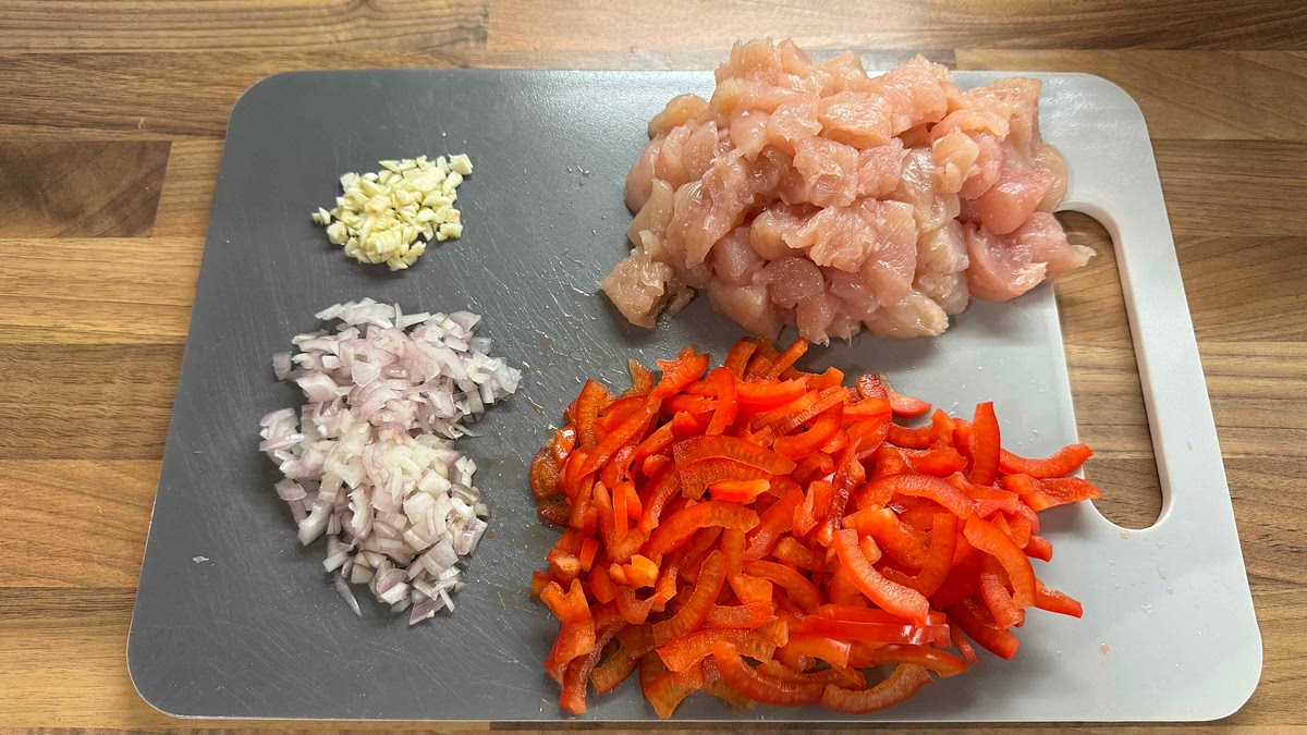Émincer les blancs de poulet en dés.
Les faire cuire à la poêle avec un filet d’huile d’olive. Saler et poivrer.