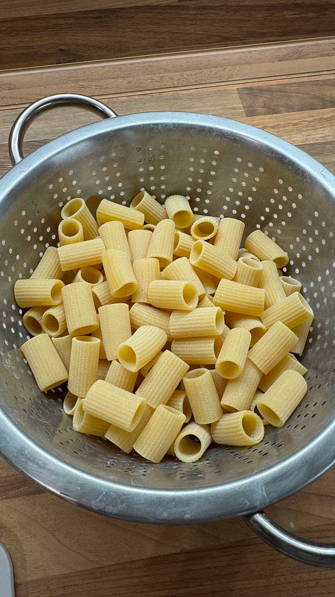 Faire cuire les pâtes dans une casserole d’eau salée.