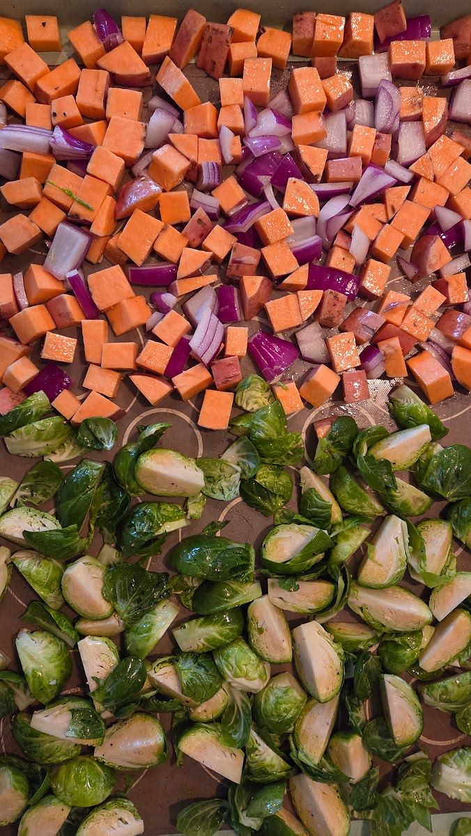 Precalienta el horno o la freidora de aire a 425 °F (220 °C).
Mezcla los cubos de batata con aceite, sal y pimienta.
En otro bol, mezcla las coles de Bruselas con aceite, sirope de arce, sal y pimienta.
Asa ambas durante 20–25 minutos, moviendo a mitad del tiempo, hasta que estén doradas, tiernas y ligeramente caramelizadas.