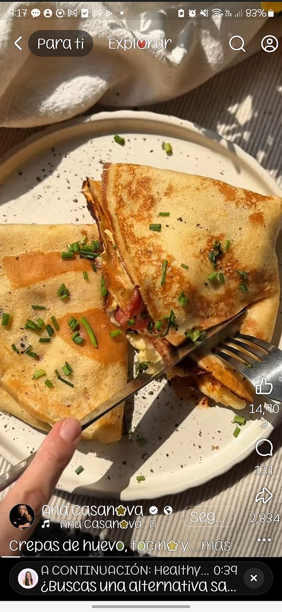 1. Se licua el huevo, harina, sal, azúcar, vainilla y leche se hace la crepa en sarten engrasado.
2. Se mezcla el huevo con mantequilla en sarten frio, después se enciende flama y cuabdo ya esté cocido agregar sal y pimienta.
3. Freír tocino
4. Mezclar salsa macha, miel, vinagre y paprika
5. Servir caliente.