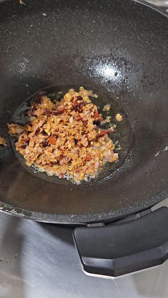 Using a chopper or a mortar crush the dried chilis, garlic, onion and fried anchovy until fine but not blended. Heat oil and fry the items