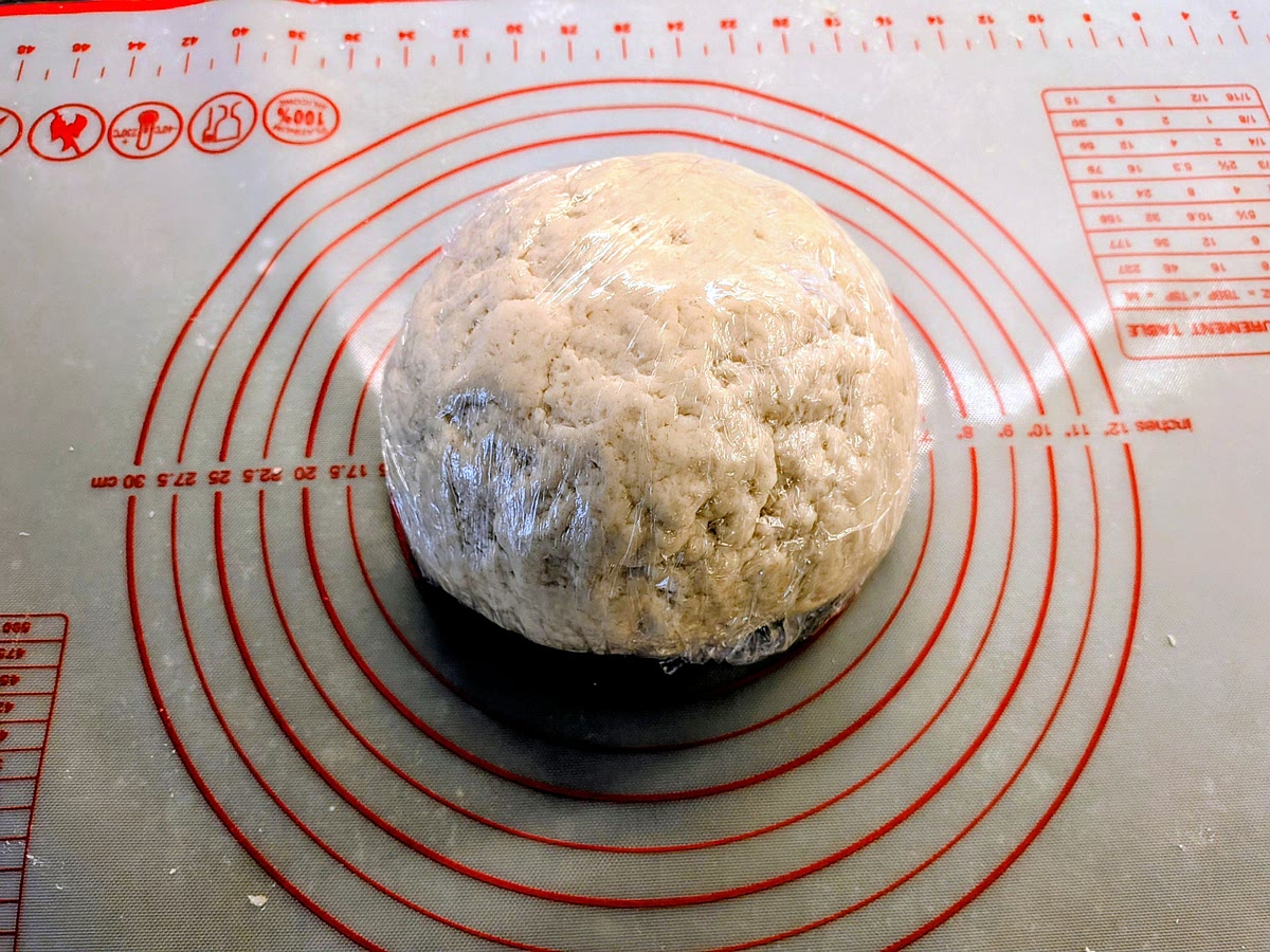 Make a ball with the dough, wrap it in cling film, and let it rest at room temperature for 30 minutes.