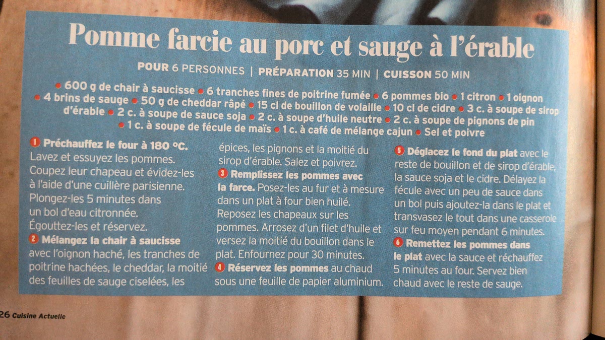 Préchauffez le four à 180°.
Lavez, essuyez les pommes. Coupez les chapeaux et évidez les pommes avec une cuillère parisienne.
Plongez 5 minutes dans l'eau citronnée.