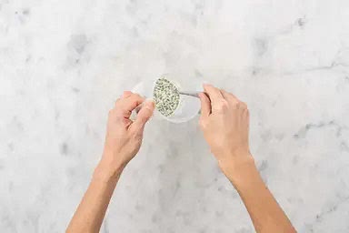 Karottenstifte auf die Hälfte eines mit Backpapier belegten Backblechs geben, mit 1 EL [1,5 EL | 2 EL] Öl, Salz und Pfeffer* vermengen und 25 – 30 Min. im Ofen backen. In einem hohen Rührgefäß Hälfte der Kochsahne, „Hello Muskat“, Schnittlauchröllchen und 2 EL [3 EL | 4 EL] Wasser* verrühren.