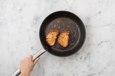 Petersilienblätter fein hacken. Schalotte in dünne Ringe schneiden. Schweinelachssteaks von beiden Seiten salzen*. In einer großen Pfanne 1 EL [1,5 EL | 2 EL] Öl* erhitzen. Schweinelachssteaks darin 3 – 5 Min. je Seite braten, bis das Fleisch in der Mitte nur noch leicht rosa ist. Herausnehmen.