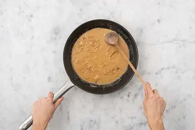 In derselben Pfanne im verbliebenen Öl Schalotte 1 Min. anbraten. Mit Demi Glace und restlicher Kochsahne ablöschen und 1 – 2 Min. köcheln lassen, bis die Soße etwas eindickt. Mit Salz und Pfeffer abschmecken.