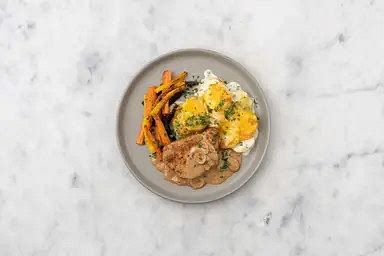 Kartoffelgratin und Karottenstifte auf Teller verteilen und mit gehackter Petersilie garnieren. Schweinelachssteaks dazu anrichten und Soße dazu reichen.