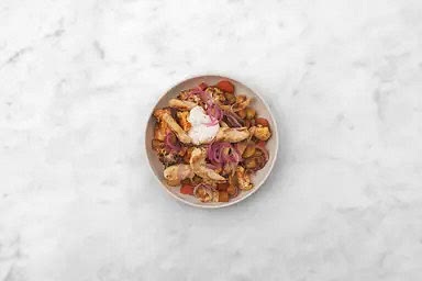 Ofengemüse auf tiefe Teller verteilen. Das Hähnchen daraufgeben und mit eingelegten Zwiebeln garnieren. Knoblauch-Dip dazu servieren. Guten Appetit!