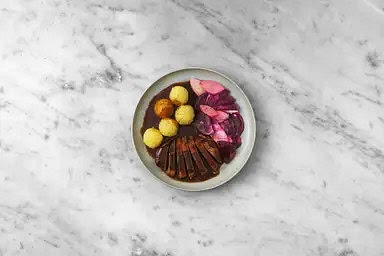 Pfanne mit Demi Glace, Pflaumenkonfitüre und 150 ml [225 ml | 300 ml] Wasser ablöschen. Soße 1 – 2 Min. köcheln, bis sie leicht eindickt. Mit 1 TL [1,5 TL | 2 TL] Butter verfeinern und mit Salz und Pfeffer abschmecken. Schweinelachssteaks nach Belieben in Scheiben schneiden. Klöße, Steaks und Rote-Beete-Salat auf Tellern anrichten. Mit Pflaumen-Demi Glace servieren. Guten Appetit!