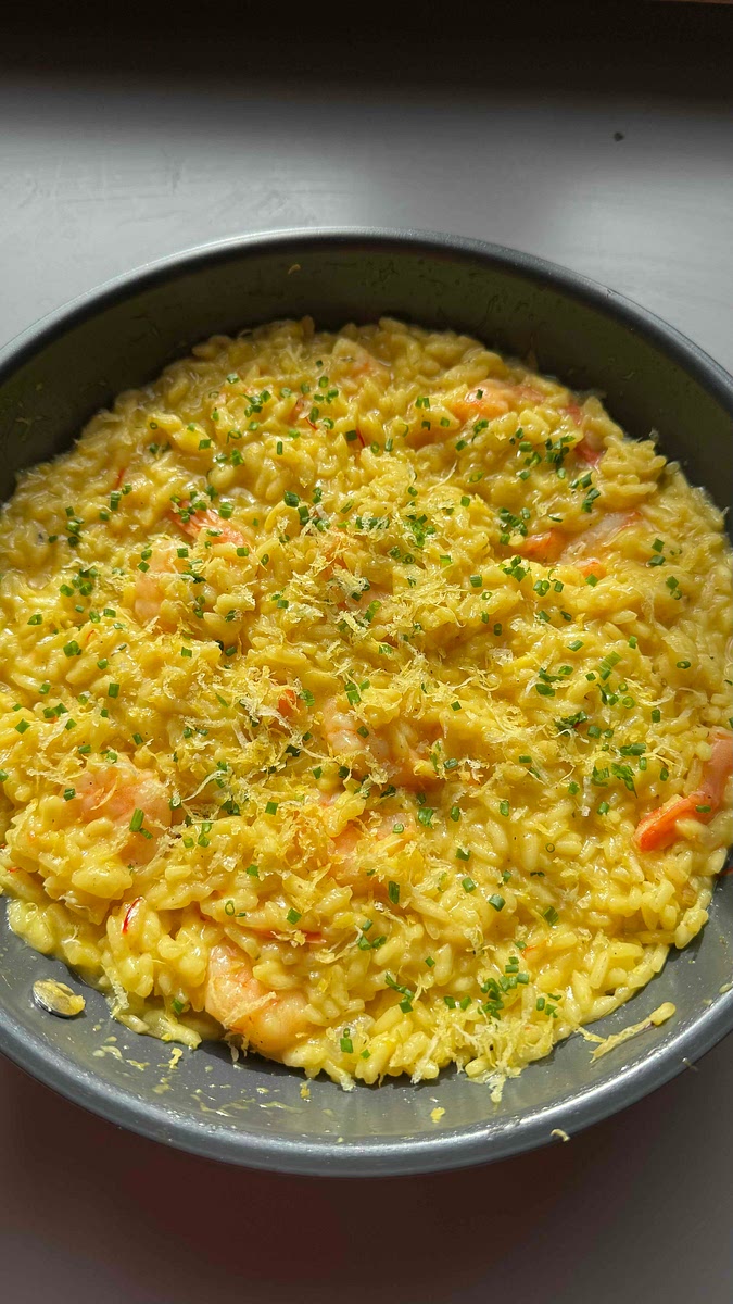 Hors du feu, ajouter le reste du beurre et le parmesan. Mélanger à fond.
Pour le service, ajouter un peu de zeste de citron et la ciboulette.