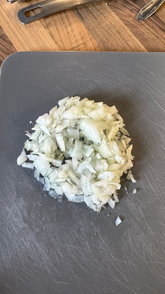 Ciseler finement l’oignon.